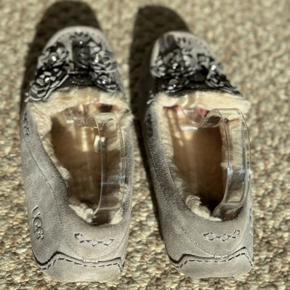 UGG Ansley Petal Top Women's Floral Embellished Moccasins Size 9 - Picture 5 of 9